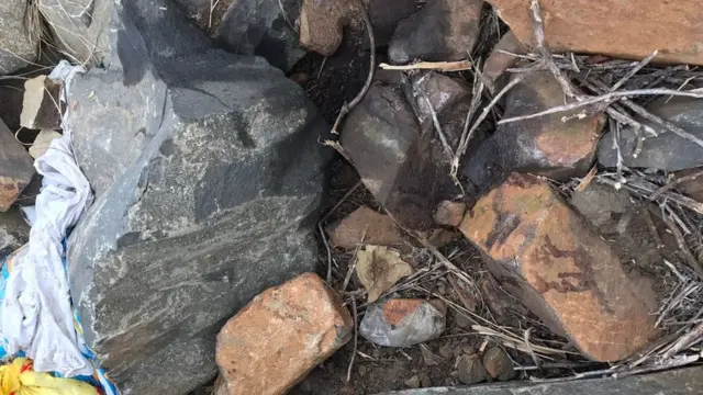 Le corps de la victime a été retrouvé démembré sous des pierres, dans un champ. Il y a encore des traces de sang