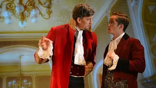 ในเรื่องซินเดอเรลล่า พระราชา (ซ้าย) โปรดให้จัดงานราตรีสโมสรเพื่อเจ้าชายจะได้เลือกเจ้าสาว