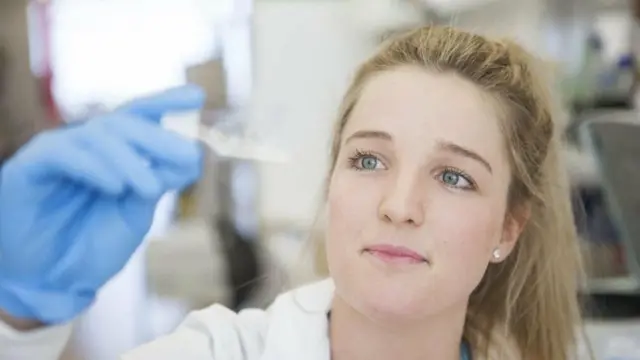 Dr Ciara Duffy gabadha hogaamineysa daraasadda