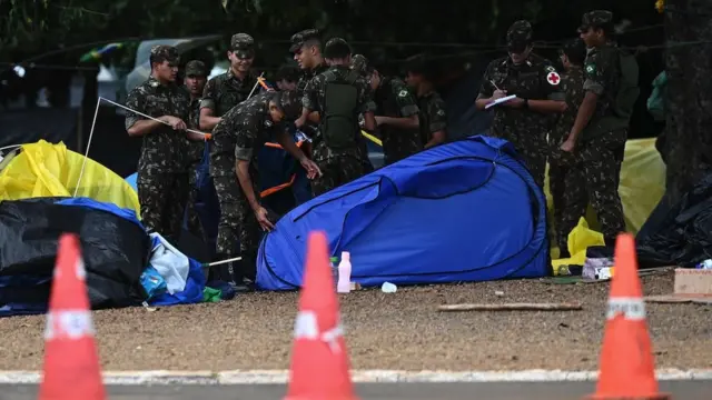 vojnici ruše kamp Bolsonarovih pristalica