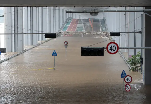 계속된 폭우로 물에 잠긴 서울 잠수교
