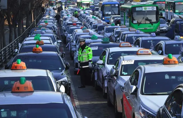 เกาหลีใต้ใช้มาตรการฉุกเฉินแก้ปัญหามลพิษในกรุงโซล ด้วยการจัดให้บริการขนส่งมวลชนฟรีในช่วงเวลาเร่งด่วน