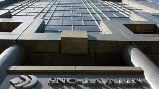 ক্যানাডার কোম্পানি এসএনসি লাভালিনের কর্মকর্তাদের বিরুদ্ধে দুর্নীতির মাধ্যমে পদ্মা সেতু নির্মাণের কাজ পাওয়ার অভিযোগ করা হয়েছিল।