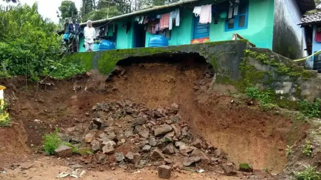 நீலகிரி மாவட்டத்தில் கன மழை, இயல்பு வாழ்க்கை பாதிப்பு