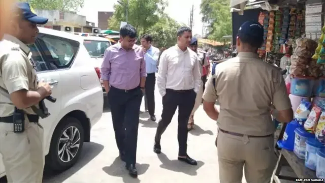 नीमचचे पोलीस अधिकारी घटनास्थळाची पाहणी करताना.