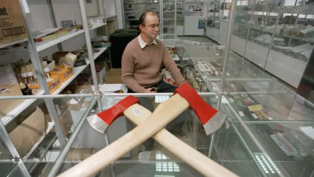 Пустой магазин хозтоваров, 1998