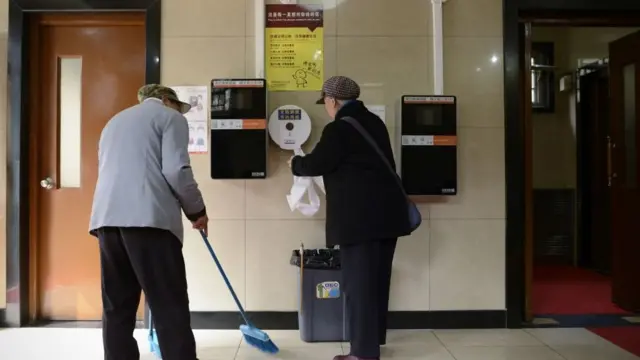 dispensador de papel con reconocimiento facial en China