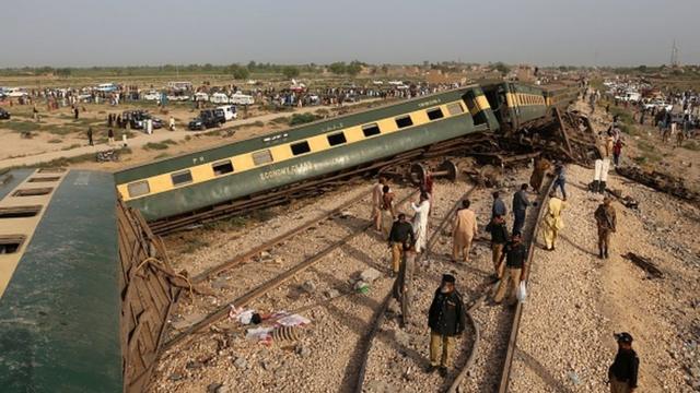 巴基斯坦信德省纳瓦布沙阿客运火车出轨事故现场警察检视列车残骸（6/8/2023）