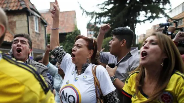 Manifestantes celebrando el no como resultado.
