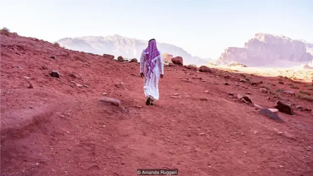 拉希德的技巧之一：不费吹灰之力地在峡谷两边的岩壁上攀爬。