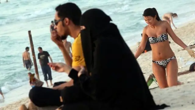 खाड़ी देश में समुद्र तट पर विदेशी सैलानी