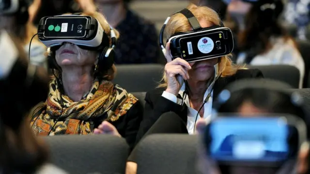 Шлемы виртуальной реальности на головах тех, кто пришел на вечер встречи с Линетт Уоллворт (2016 г.)