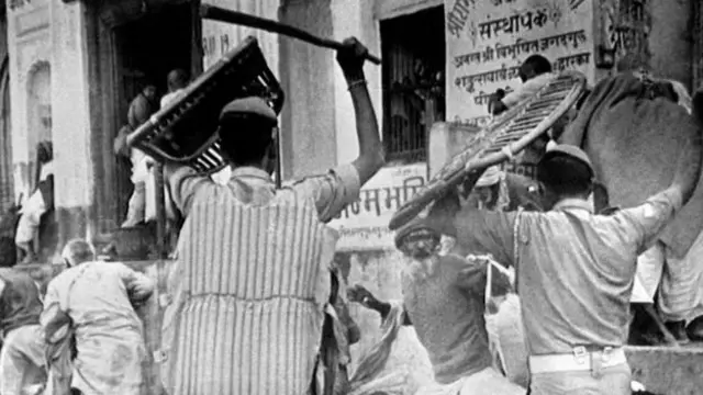 कारसेवकों पर लाठीचार्ज करती पुलिस