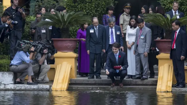 Ông Justin Trudeau cho cá ăn