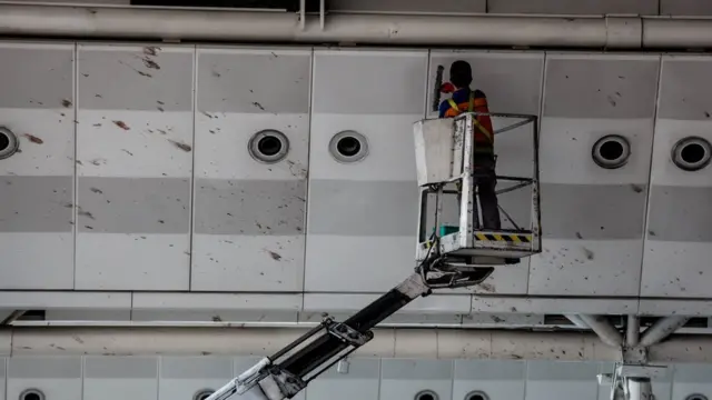 国際線ターミナルで飛び散った血を清掃する作業員