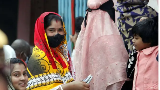 সহিংসতার মাঝেও ভোট দানে আনন্দ: মুন্সিগঞ্জে ইউপি নির্বাচনে ভোটার লাইন, ২৬/১২/২০২১