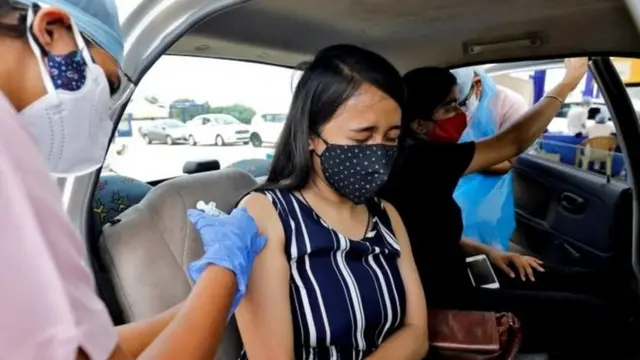 રસી લેતી યુવતી