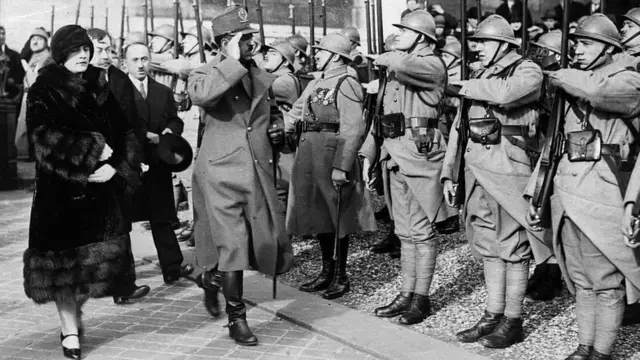 د فرانسې په پاريس کې نظامي ګارډ د امان الله خان او ملکې ثريا هرکلی کوي