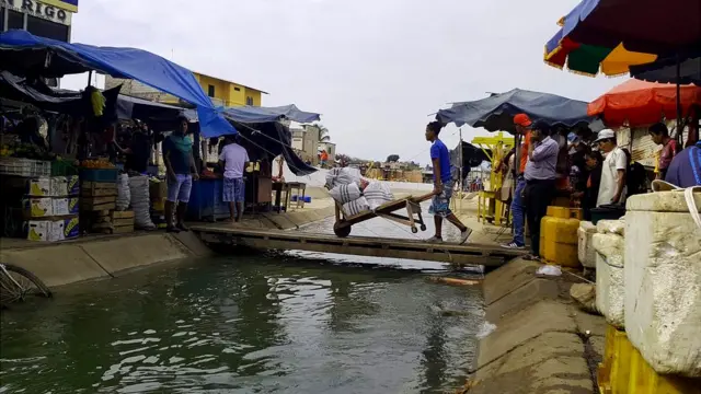 Paso en la zona fronteriza Huaquillas-Aguas Verdes