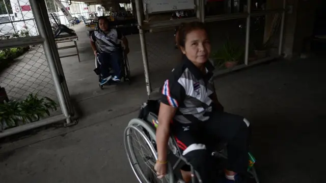 บรรยากาศสถานที่ฝึกซ้อมของเหล่านักกีฬายกน้ำหนักคนพิการ ที่อยู่บริเวณใต้ถุนสนามราชมังคลากีฬาสถาน