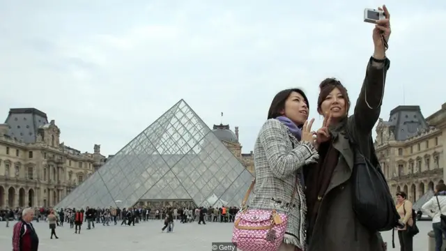 سندرم پاریس به ژاپنی‌هایی اشاره می‌کند که در برخورد با این شهر سرخورده شده‌اند و روح و روانشان رو به وخامت گذارده است