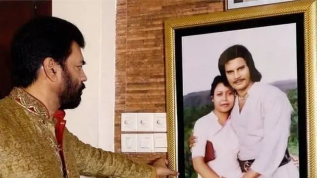 স্ত্রীর ছবির দিকে তাকিয়ে ইলিয়াস কাঞ্চন