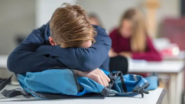 Adolescente dormindo na aula