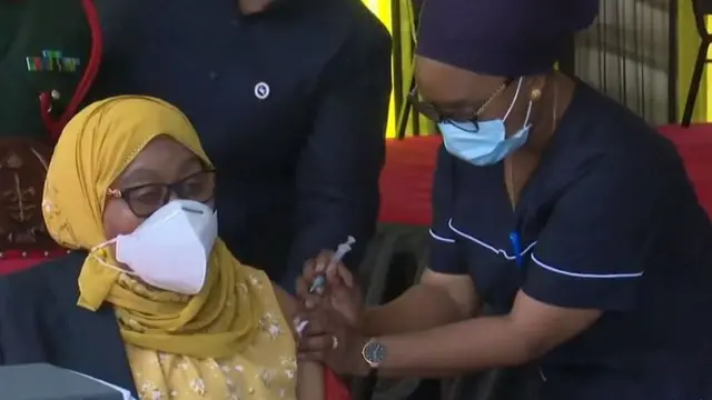 Rais Samia Suluhu Hassan akipata chanjo ya corona