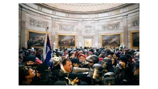 ওয়াশিংটনে ক্যাপিটল হিল ভবনের ভেতরে ঢুকে পড়া ট্রাম্প সমর্থকদের সহিংস দাঙ্গার ঘটনা ঘটে ৬ই জানুয়ারি