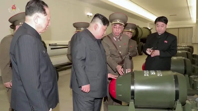 Le dirigeant nord-coréen Kim Jong-un inspecte les têtes nucléaires