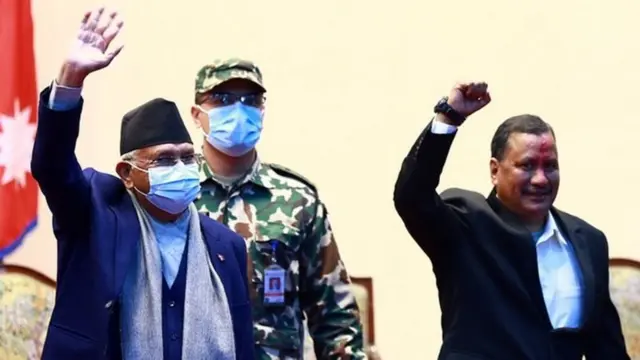 सरकारसँगको सहमति हस्ताक्षर समारोहमा तत्कालीन प्रधानमन्त्री ओलीका साथमा नेत्रविक्रम चन्द