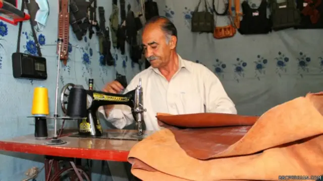 चमड़े का सामान बनाता कारीगर