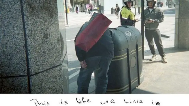 Foto-foto karya Sunny mengungkap cara pandang gelandangan dalam melihat dunia: "Ini adalah hidup yang kami jalani".