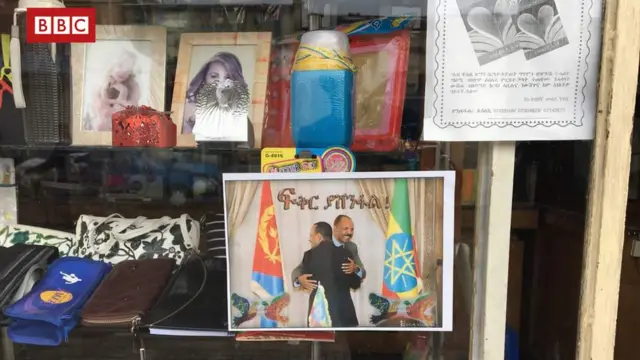 የጠቅላይ ሚኒስትር ዐብይ አህመድና የፕሬዚዳንት ኢሳያስ አፈወርቂን ፎቶዎች በአሥመራ ሱቆች ላይ ተሰቅለው ይታያሉ