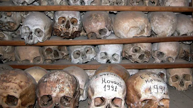 Через три года после погребения останки афонских монахов достают из земли и перемещают в специальную усыпальницу - "костницу"