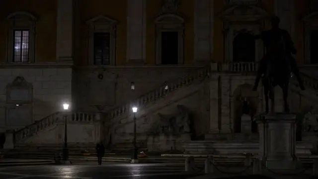 Roma'daki Capitol Tepesi gibi sembolik noktalar protesto amaçlı karartıldı.