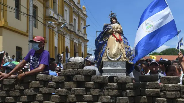 Efigie de la Virgen María en una barricada en Nicaragua