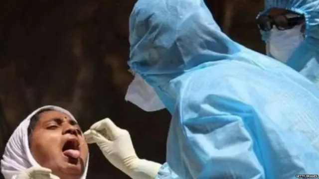 महिलेची स्वॅब घेताना