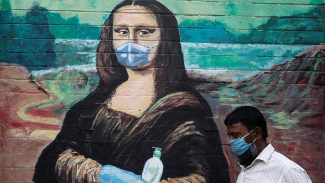 Mural de la Mona Lisa con mascarilla en India