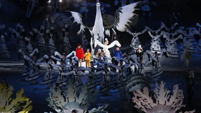 Стадионго Түштүк Кореянын мамлекеттик туусу алынып киргенден кийин, өлкө гимни жаңырды. Ушундан кийин спортчулардын парады башталды.