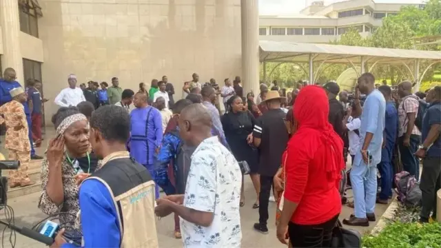 Wetin happun outside court