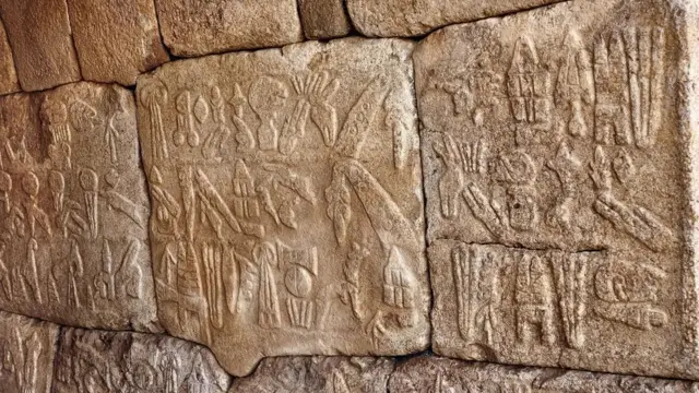 اللغة اللوفية