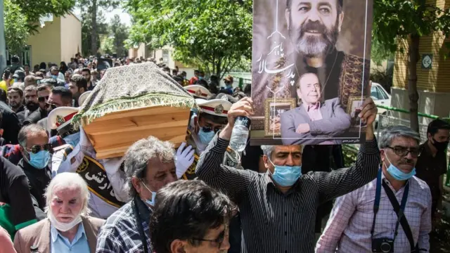 مراسم خاکسپاری محمد علی کشاورز