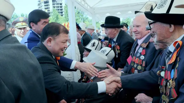 Жогорку Кеңештин төрагасы Дастан Жумабеков согуш ардагерлерин куттуктады