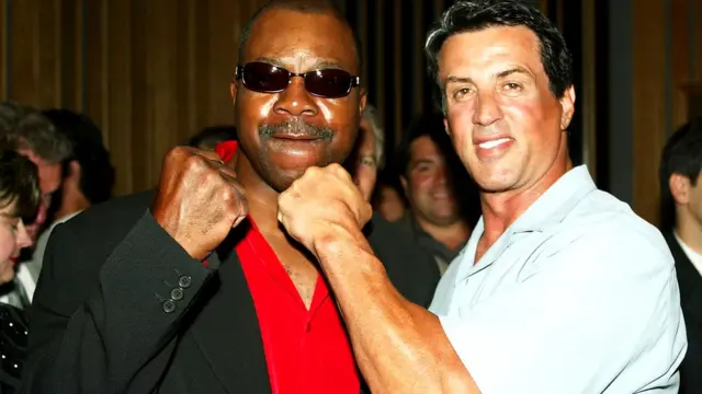 Карл Уэзерс (на фото слева) и Сильвестр Сталлоне навсегда запомнились публике как противники на ринге