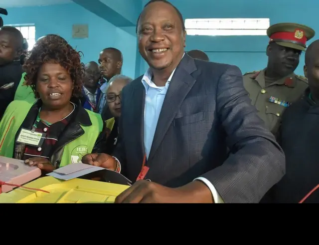 Rais Kenyatta akipiga kura