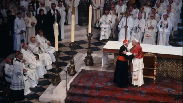 Papa II. John Paul, Fransa'ya 1980 yılında gerçekleştirdiği ziyaret sırasında Notre-Dame Katedrali'nde bir ayin de yönetmişti