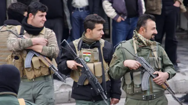 Süleymani'de güvenlik güçleri ellerinde silahlarıyla sıralanmış halde.