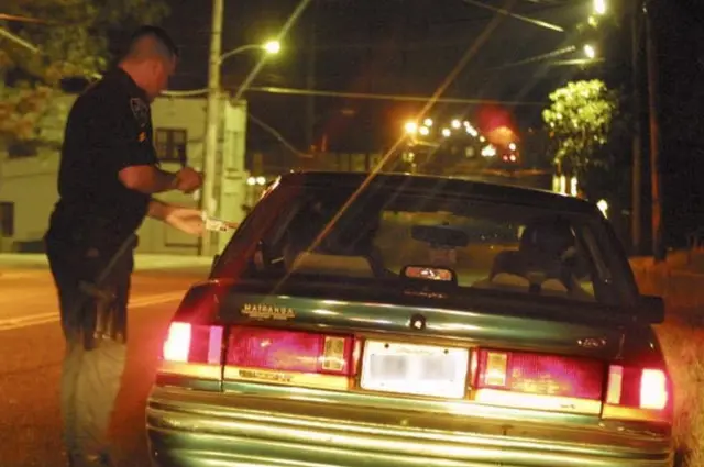 Un policía demora a un conductor.