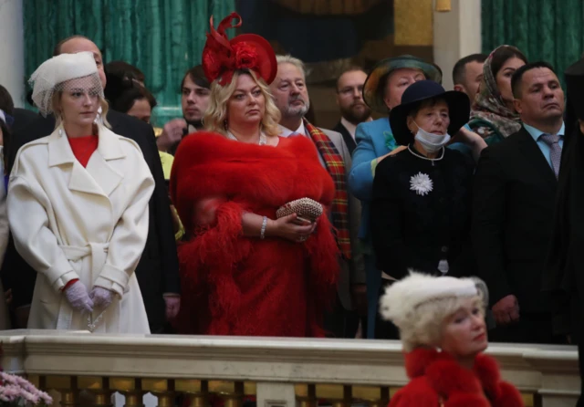 Людмила Нарусова на венчании Романовых (на переднем плане)